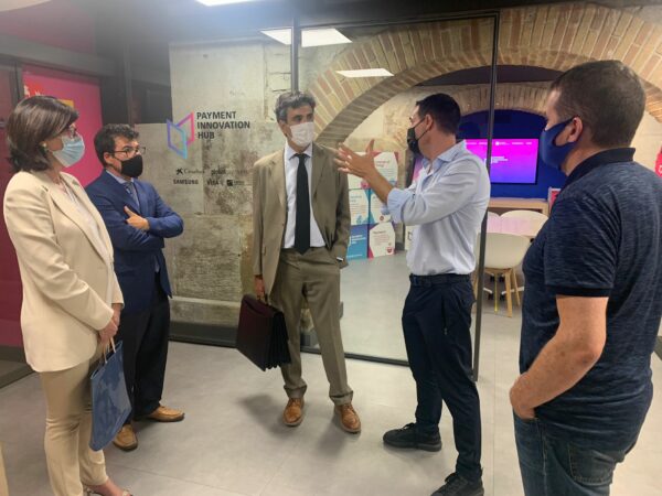 En la foto, Miguel Vicente, presidente de Tech Barcelona, explicando el Payment Innovation Hub a Gonzalo García Andrés, secretario de Estado de Economía y Apoyo a la Empresa.